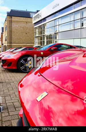 Jardine Ferrari Händler mit geparkten Ferraris auf dem Vorplatz Sevenoaks Kent England Großbritannien Stockfoto