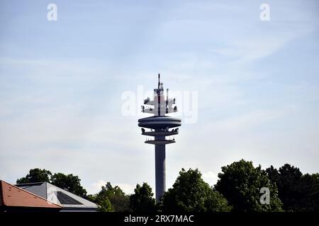 WIEN, ÖSTERREICH - MAI 2019: Spitze des Arsenalturms mit dem Logo der A1 Telekom gegen den blauen Himmel. Auch funkturm wien Arsenal oder Arsenal Tower genannt, Stockfoto