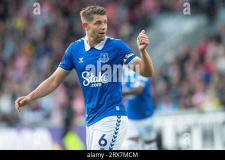 London, Großbritannien. September 2023; Gtech Community Stadium, Brentford, London, England; Premier League Football, Brentford versus Everton; James Tarkowski von Everton Credit: Action Plus Sports Images/Alamy Live News Stockfoto