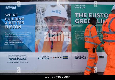 London, England, Großbritannien. September 2023. HS2-Baustelle am Bahnhof Euston. High Speed 2 ist nach wie vor mit Problemen behaftet, da Berichte auftauchen, dass die Regierung die Strecke nach Manchester abschneiden könnte. Aufgrund der steigenden Kosten kam es im Eisenbahnnetz zu wiederholten Verzögerungen. (Bild: © Vuk Valcic/ZUMA Press Wire) NUR REDAKTIONELLE VERWENDUNG! Nicht für kommerzielle ZWECKE! Stockfoto