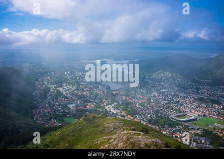 Bergen, Norwegen, 23. Juni 2023: Der Blick auf die Stadt Bergen, Norwegen, von Ulriken, dem höchsten Punkt der Sieben Berge, die die Stadt umgeben, Stockfoto