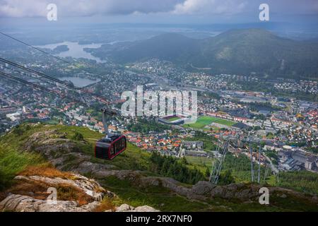 Bergen, Norwegen, 23. Juni 2023: Der Blick auf die Stadt Bergen, Norwegen, von Ulriken, dem höchsten Punkt der Sieben Berge, die die Stadt umgeben, Stockfoto