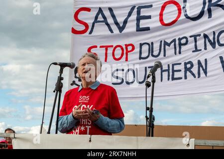 Green Party Jenny Jones spricht beim SOS Whitstable Protest über die Freisetzung von Abwasser ins Meer im Jahr 2023. Stockfoto