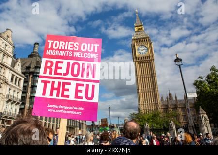 London, Großbritannien. September 2023. Während der Demonstration wird ein Plakat mit der Aufschrift „Wiedereintritt in die EU“ gezeigt. Die Demonstration des National Re Join March (NRM) fand im Londoner Zentrum statt. NRM ist eine direkte Aktionsgruppe, um das Vereinigte Königreich dazu zu bringen, wieder der EU beizutreten. Quelle: SOPA Images Limited/Alamy Live News Stockfoto