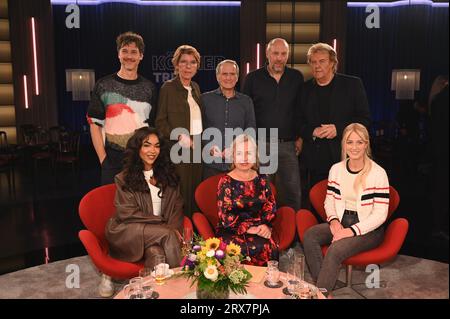 Köln, Deutschland. September 2023. Schauspieler Florian David Fitz (Back, l-r), Moderatorin Bettina Böttinger, ehemaliger Profifußballspieler Wolfgang Overath, Moderatorin Sven Pistor, Sänger Howard Carpendale, Sängerin Alicia Awa (Front l-r), Schauspielerin Christine Urspruch und Landwirtin Marie Hoffmann als Gäste der WDR-Talkshow Kölner Treff. Quelle: Horst Galuschka/dpa/Alamy Live News Stockfoto