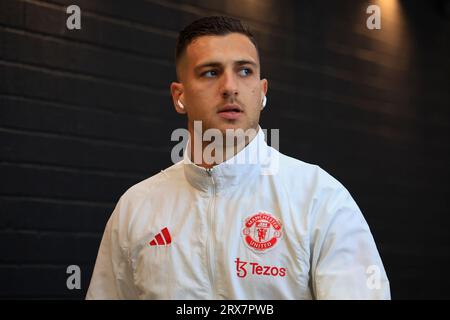 Burnley, Großbritannien. September 2023. Diogo Dalot #20 von Manchester United trifft am 23. September 2023 vor dem Spiel Burnley gegen Manchester United in Burnley, Burnley, Großbritannien (Foto: Conor Molloy/News Images) in Burnley, Großbritannien, am 23. September 2023 ein. (Foto: Conor Molloy/News Images/SIPA USA) Credit: SIPA USA/Alamy Live News Stockfoto