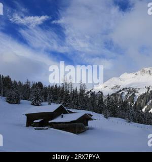 Winterliche Berglandschaft in der Nähe von Gstaad, Schweiz. Stockfoto