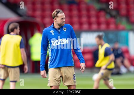 Harry Pell von AFC Wimbledon erwärmt sich vor dem Spiel der Sky Bet League 2 zwischen Walsall und AFC Wimbledon im Banks's Stadium, Walsall am Samstag, den 23. September 2023. (Foto: Gustavo Pantano | MI News) Credit: MI News & Sport /Alamy Live News Stockfoto