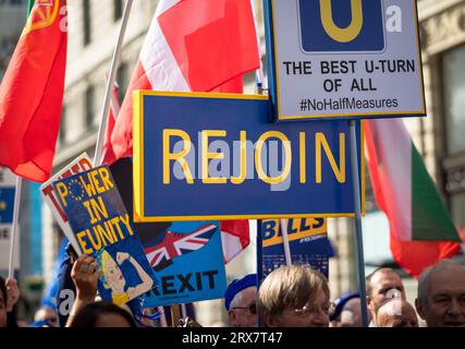 London, Großbritannien. 23. September 2023: Ein großes Schild mit der Aufschrift "RE JOIN" unter anderen Plakaten, die von Anti-Brexit-Demonstranten beim EU National Re Join March im Zentrum Londons betreut wurden. Tausende von Menschen zogen durch die Stadt, um das Vereinigte Königreich bei der Wiederaufnahme der Europäischen Union zu unterstützen. Andy Soloman/Alamy Live News Stockfoto