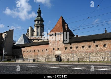 Hlyniany-Tor und Bernardinerkloster und Kirche in der Stadt Lemberg, Ukraine. Stockfoto