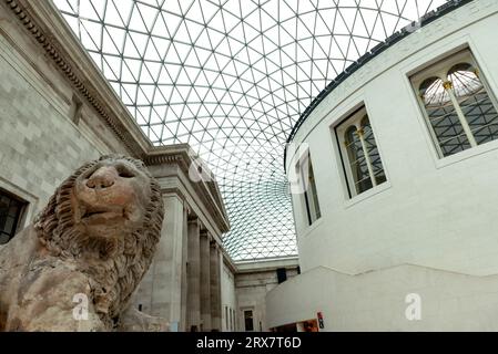 London, Großbritannien. August 2023. Architektur der Eingangshalle zum British Museum in London. (Foto: John Wreford/SOPA Images/SIPA USA) Credit: SIPA USA/Alamy Live News Stockfoto