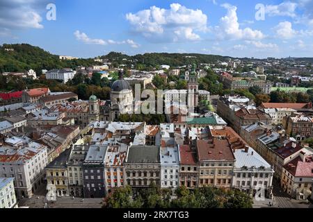 Dominikanische Kirche, heute griechisch-katholische Kirche der Heiligen Eucharistie (L) und Korniakta Glockenturm der Himmelfahrt Kirche (R) in der Stadt Lemberg, Ukraine. Stockfoto