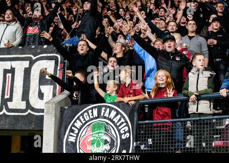 Nijmegen, Niederlande. September 2023. NIJMEGEN, NIEDERLANDE - 23. SEPTEMBER: Fans und Unterstützer von NEC jubeln während des niederländischen Eredivisie-Spiels zwischen NEC und FC Utrecht im Goffertstadion am 23. SEPTEMBER 2023 in Nijmegen, Niederlande. (Foto: Broer van den Boom/Orange Pictures) Credit: Orange Pics BV/Alamy Live News Stockfoto