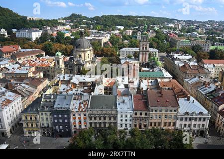 Dominikanische Kirche, heute griechisch-katholische Kirche der Heiligen Eucharistie (L) und Korniakta Glockenturm der Himmelfahrt Kirche (R) in der Stadt Lemberg, Ukraine. Stockfoto