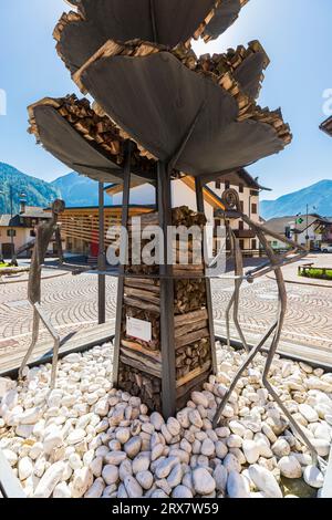 Italien Trentino Mezzano - Holzstapel - Roberto Svaizer - 'in the Beginnings' (2013) Stockfoto