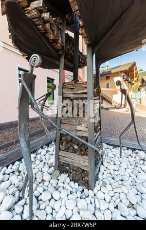 Italien Trentino Mezzano - Holzstapel - Roberto Svaizer - 'in the Beginnings' (2013) Stockfoto