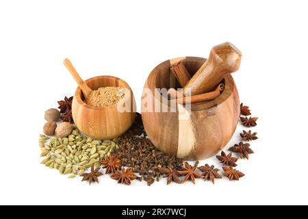 Holzstößel, Mörtel und Gewürze auf weißem Hintergrund. Stockfoto