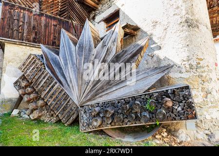 Italien Trentino Mezzano - Holzstapel - Max Gaudenzi - 'das Akkordeon' (2011) Stockfoto