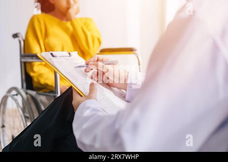 Psychiater Arzt sammeln Daten Gespräch mit Patienten auf Rollstuhl für psychische Versorgung Gesundheitsprobleme überprüfen Nachverfolgung in der Krankenhausklinik Stockfoto