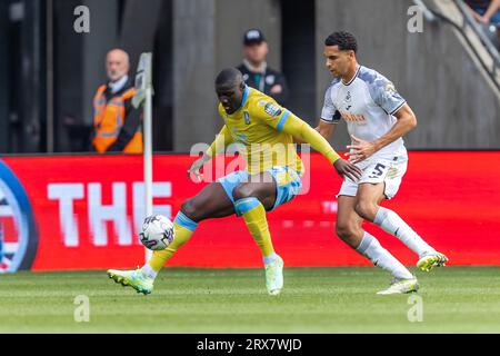 Swansea.com Stadium, Swansea, Großbritannien. September 2023. EFL Championship Football, Swansea City gegen Sheffield Wednesday; Sheffield Wednesday Verteidiger Bambo Diaby unter Druck von Swansea City Verteidiger Ben Cabango. Credit: Action Plus Sports/Alamy Live News Stockfoto