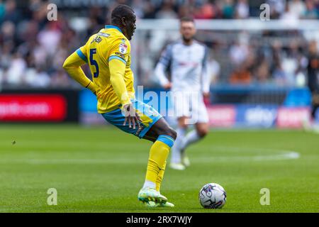 Swansea.com Stadium, Swansea, Großbritannien. September 2023. EFL Championship Football, Swansea City gegen Sheffield Wednesday; der Verteidiger Bambo Diaby am Sheffield Wednesday freut sich auf einen Vorsprung. Credit: Action Plus Sports/Alamy Live News Stockfoto