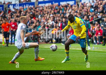 Swansea.com Stadium, Swansea, Großbritannien. September 2023. EFL Championship Football, Swansea City gegen Sheffield Wednesday; Sheffield Wednesday Verteidiger Bambo Diaby unter Druck von Swansea City Verteidiger Harry Darling. Credit: Action Plus Sports/Alamy Live News Stockfoto