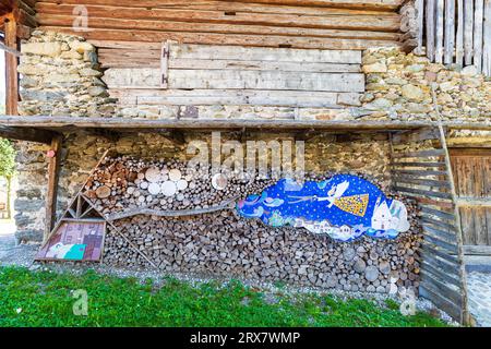 Italien Trentino Mezzano - Holzstapel - Erica Schweizer - 'die Nacht während ich träume' (2011) Stockfoto