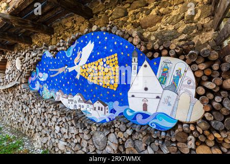 Italien Trentino Mezzano - Holzstapel - Erica Schweizer - 'die Nacht während ich träume' (2011) Stockfoto