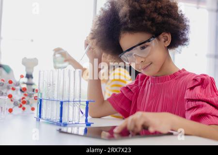 Afro Black Kid Diversity Kinder, die im Chemielabor spielen, um in der Schule mit Freunden zu lernen Stockfoto