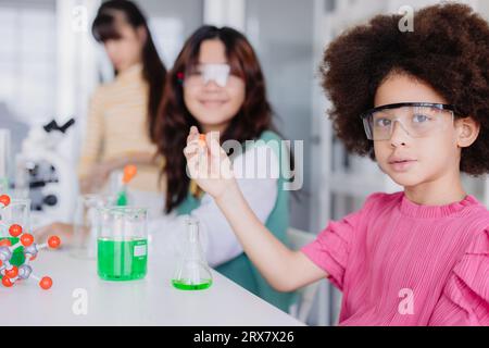 Afro Black Kid Diversity Kinder, die im Chemielabor spielen, um in der Schule mit Freunden zu lernen Stockfoto