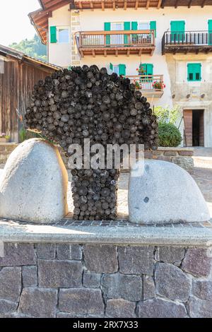 Italien Trentino Mezzano - Holzstapel - Giuliano Orsinger - 'Gegensätze' (2014) Stockfoto