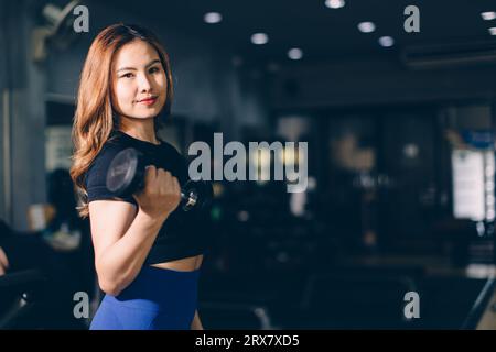 Porträt glücklicher Sport Asiatische Frau Bodybuilding Werbung Athlet Modell Muskel Training im Fitness Gym Sport Club Stockfoto