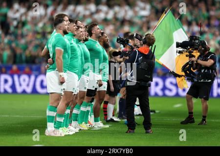 Irland Spieler während der Nationalhymne vor der Rugby-Weltmeisterschaft 2023, Pool B Spiel im Stade de France in Paris, Frankreich. Bilddatum: Samstag, 23. September 2023. Stockfoto