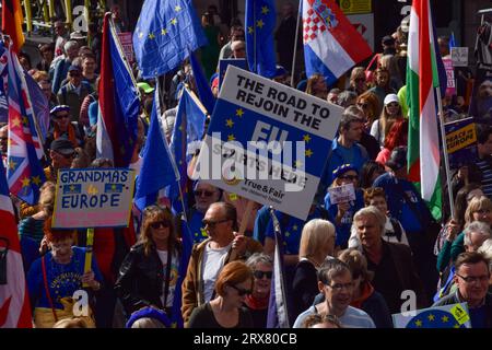 London, England, Großbritannien. September 2023. London, Großbritannien. September 2023. Tausende von Anti-Brexit-Demonstranten nahmen an der Nationalen Wiederantrittsmarsch im Zentrum Londons Teil und forderten, dass das Vereinigte Königreich wieder der EU Beitritt. Credit: Vuk Valcic/Alamy Live News (Credit Image: © Vuk Valcic/ZUMA Press Wire) NUR REDAKTIONELLE NUTZUNG! Nicht für kommerzielle ZWECKE! Stockfoto