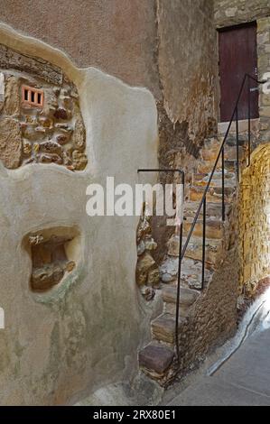 Der Eingang zu einem alten Haus in Louis et Alfred Jaume Lane in Roquebrune-sur-Argens an der Cote d'Azur in Frankreich Stockfoto