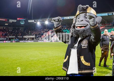 Nijmegen, Niederlande. September 2023. NIJMEGEN, NIEDERLANDE - 23. SEPTEMBER: Mascot Guilty Monkey Brewery während des niederländischen Eredivisie-Spiels zwischen NEC und FC Utrecht im Goffertstadion am 23. SEPTEMBER 2023 in Nijmegen, Niederlande. (Foto: Broer van den Boom/Orange Pictures) Credit: Orange Pics BV/Alamy Live News Stockfoto