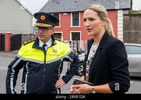 Ein Garda-Siochána-Kommissar Drew Harris und die irische Justizministerin Helen McEntee TD. Stockfoto