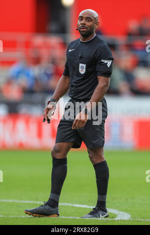 Rotherham, Großbritannien. September 2023. Schiedsrichter Sam Allison während des Spiels Rotherham United FC gegen Preston North End FC SKY BET EFL Championship im Aesseal New York Stadium, Rotherham, Großbritannien am 23. September 2023 Credit: Every Second Media/Alamy Live News Stockfoto