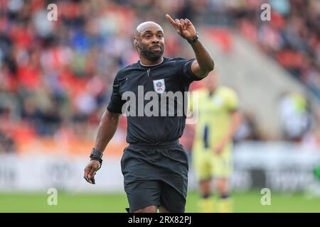 Rotherham, Großbritannien. September 2023. Der Schiedsrichter Sam Allison zeigt während des Spiels Rotherham United FC gegen Preston North End FC SKY BET EFL Championship im Aesseal New York Stadium, Rotherham, Großbritannien am 23. September 2023 Credit: Every Second Media/Alamy Live News Stockfoto