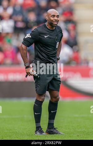 Rotherham, Großbritannien. September 2023. Schiedsrichter Sam Allison während des Spiels Rotherham United FC gegen Preston North End FC SKY BET EFL Championship im Aesseal New York Stadium, Rotherham, Großbritannien am 23. September 2023 Credit: Every Second Media/Alamy Live News Stockfoto