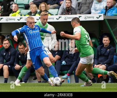 Edinburgh, Großbritannien. September 2023. Schottische Premiership - Hibernian FC gegen St Johnstone FC 23/09/2023 St Johnstone Mittelfeldspieler, Cammy MacPherson, und Hibs Verteidiger, Lewis Miller, konkurrieren um den Ball, während Hibernian gegen St Johnstone im Scottish Premiership im Easter Road Stadium, Edinburgh, UK, antritt Stockfoto