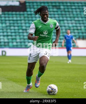 Edinburgh, Großbritannien. September 2023. Schottische Premiership - Hibernian FC gegen St Johnstone FC 23/09/2023 Hibs' belgischer Verteidiger Rocky Bushiri bringt den Ball nach oben, als Hibernian im Easter Road Stadium, Edinburgh, UK, gegen St Johnstone antritt Stockfoto