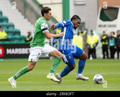 Edinburgh, Großbritannien. September 2023. Schottische Premiership - Hibernian FC gegen St Johnstone FC 23/09/2023 St. Johnstone Mittelfeldspieler Daniel Phillips hält Hibs linken Flügelspieler Joe Newell im Kampf Hibernian gegen St Johnstone im Scottish Premiership im Easter Road Stadium, Edinburgh, UK Credit: Ian Jacobs/Alamy Live News Stockfoto