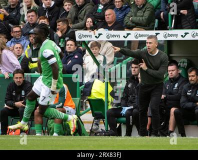 Edinburgh, Großbritannien. September 2023. Schottische Premiership - Hibernian FC gegen St Johnstone FC 23/09/2023 Hibs' Head Coach, Nick Montgomery, als Hibernian gegen St Johnstone in der schottischen Premiership im Easter Road Stadium, Edinburgh, UK antritt Stockfoto