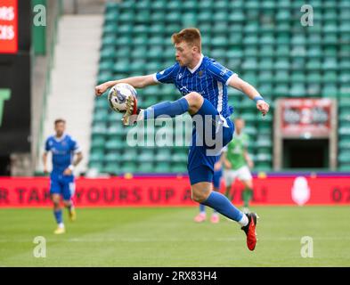 Edinburgh, Großbritannien. September 2023. Schottische Premiership - Hibernian FC gegen St Johnstone FC 23/09/2023 St. Johnstone Verteidiger, Luke Robinson, bekommt den Ball unter Kontrolle, als Hibernian gegen St Johnstone im Scottish Premiership im Easter Road Stadium, Edinburgh, UK, antreten kann Stockfoto