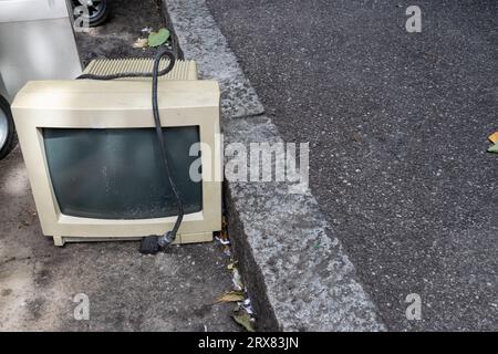 Abbildung: Monitor als Verunreinigung und Recycling von elektronischen Komponenten in die Straße geworfen Stockfoto