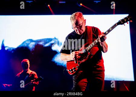 Amsterdam, Niederlande. September 2023. AMSTERDAM - die Band New Order mit dem Leadsänger und Gitarristen Bernard Sumner während eines Konzerts im Ziggo Dome. Die englische Band spielt zum ersten Mal in diesem Amsterdamer Konzertsaal. ANP PAUL BERGEN netherlands Out - belgium Out Credit: ANP/Alamy Live News Stockfoto