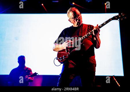 Amsterdam, Niederlande. September 2023. AMSTERDAM - die Band New Order mit dem Leadsänger und Gitarristen Bernard Sumner während eines Konzerts im Ziggo Dome. Die englische Band spielt zum ersten Mal in diesem Amsterdamer Konzertsaal. ANP PAUL BERGEN netherlands Out - belgium Out Credit: ANP/Alamy Live News Stockfoto