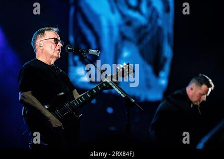 Amsterdam, Niederlande. September 2023. AMSTERDAM - die Band New Order mit dem Leadsänger und Gitarristen Bernard Sumner während eines Konzerts im Ziggo Dome. Die englische Band spielt zum ersten Mal in diesem Amsterdamer Konzertsaal. ANP PAUL BERGEN netherlands Out - belgium Out Credit: ANP/Alamy Live News Stockfoto