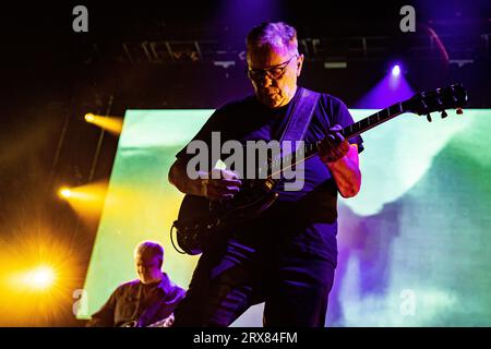 Amsterdam, Niederlande. September 2023. AMSTERDAM - die Band New Order mit dem Leadsänger und Gitarristen Bernard Sumner während eines Konzerts im Ziggo Dome. Die englische Band spielt zum ersten Mal in diesem Amsterdamer Konzertsaal. ANP PAUL BERGEN netherlands Out - belgium Out Credit: ANP/Alamy Live News Stockfoto